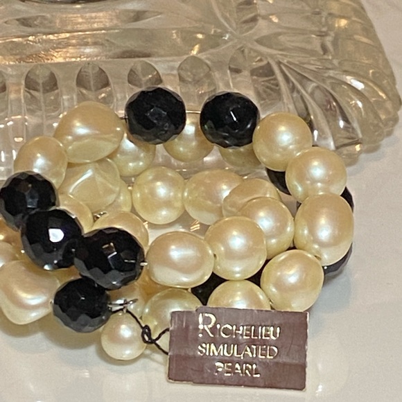 Vintage 1975-1985 Richelieu Simulated Pearl Bracelet - Picture 3 of 5